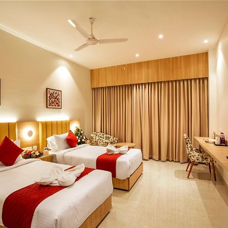 Hotel Grand Avenue Pambadi Екстериор снимка