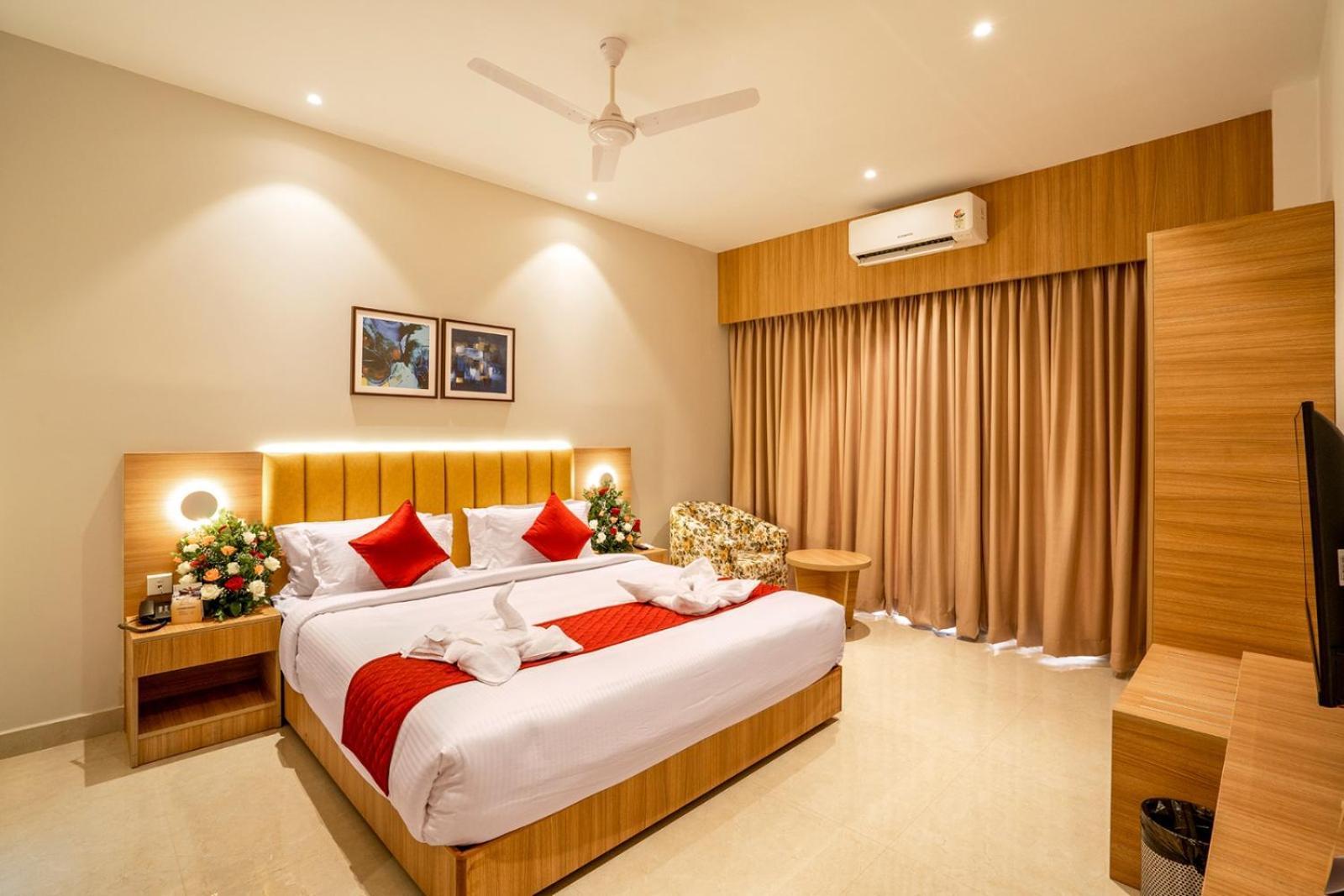 Hotel Grand Avenue Pambadi Екстериор снимка