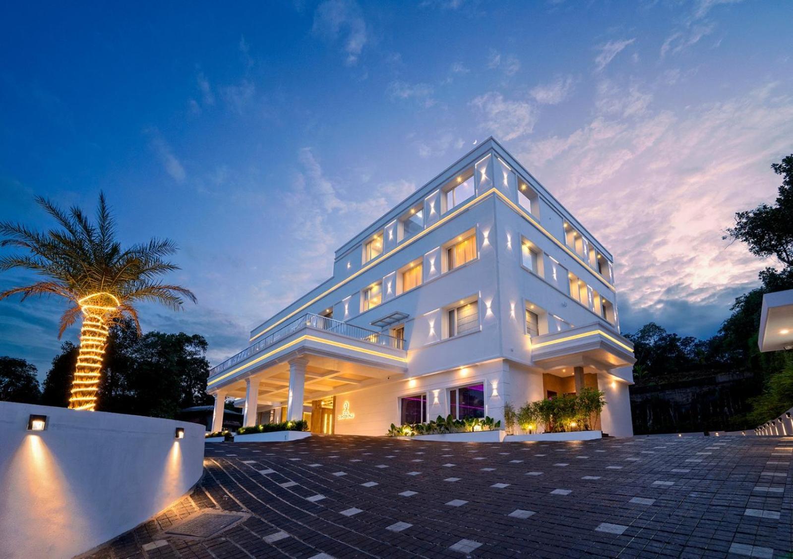 Hotel Grand Avenue Pambadi Екстериор снимка