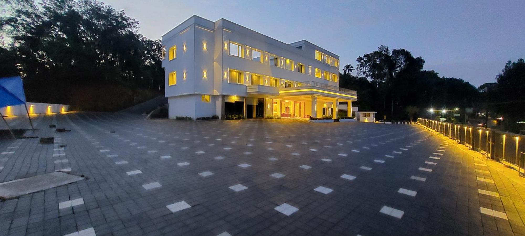 Hotel Grand Avenue Pambadi Екстериор снимка